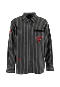 Camicia nera a maniche lunghe con strisce verticali bianche, "F" ricamata in rosso sul taschino sinistro, toppa rossa sulla manica sinistra e testo rosso vicino all'orlo.