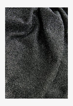 Must mustril, kus sisaldub peeneid metalllise märke, loob sädelevat efekti. Tekstuur näib sile ja veidi peegeldav, mis viitab kergele disainile.