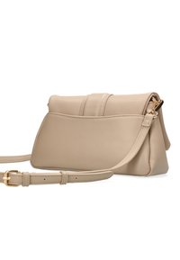 Beige läderhandväska med en strukturerad design, utrustad med ett överdrag, två upphöjda sömmar och ett avtagbart band med en gyllene spänne.