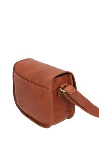 Pruun nahast risti kehale kantav kott ristkülikukujuline, sileda tekstuuri, ühe õlarihma ja nähtavate õmbluste detailidega. Metallosadeta.