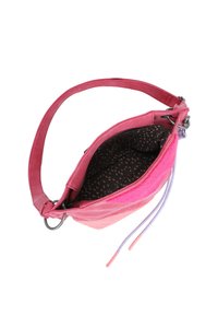 Borsa a tracolla rosa e viola con un'esterno liscio, hardware circolare e un interno marrone con motivo; include una tracolla corta e lacci.