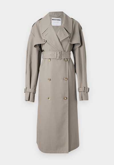 Trench coat bege feito de um tecido leve, apresentando frente de botão duplo, colarinho largo, cintura com cinto e punhos com abas. Botões em tom dourado.