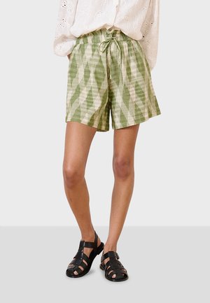 Shorts verts et crème à motifs avec une taille élastique et un cordon de serrage. Fabriqués en tissu léger ; longueur genou avec une coupe décontractée.