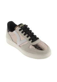 Baskets en daim gris clair avec un orteil en cuivre brillant, un accent en cuir blanc et des lacets noirs. Elles présentent une surface texturée et un col rembourré.