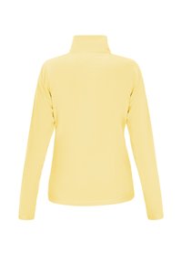 Geel languit-shirt met een hoge hals, een gladde textuur en een getailleerd ontwerp, zonder zichtbare patronen of versieringen.