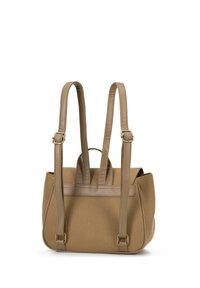 Borsa a tracolla beige con due manici in pelle regolabili, forma rettangolare, texture in tessuto morbido e dettaglio di cucitura visibile sulla parte anteriore.