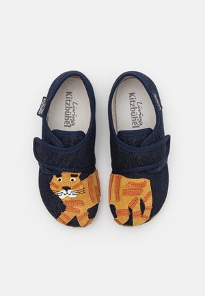 Marineblå børnesko med velcroremme, med orange broderet katte-design delt mellem begge sko.