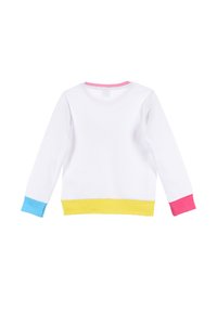 Witte long-sleeve top met kleurrijke accenten: roze kraag, blauwe manchetten en een gele tailleband. Gemaakt van zachte, lichte stof.