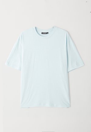 T-shirt de manga curta azul claro com decote arredondado, feito de tecido suave. Apresenta um corte descontraído e textura lisa, sem padrões ou detalhes.