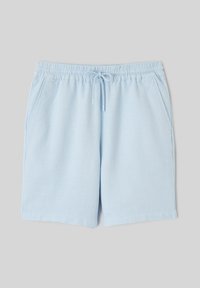 Shorts en coton bleu clair avec taille élastique, cordon de serrage et poches latérales sur fond gris.