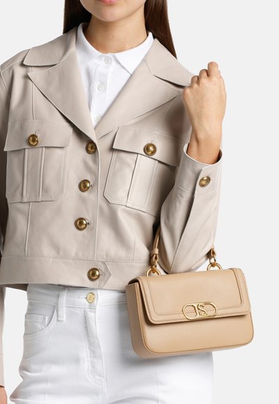 Šviesiai ruda odinė rankinė su stačiakampiu pavidalu, auksinio spalvos detalėmis ir užsegimu su atvartu. Ji turi tekstūruotą paviršių ir trumpą rankeną.