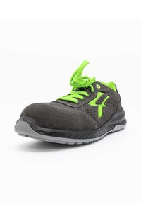 Scarpa in suede grigia con lacci e dettagli verdi, caratterizzata da un design robusto, punta rinforzata e suola testurizzata per una migliore aderenza.