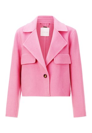 Roze wollen blazer met een insnede kraag, twee voorzakken, een enkele knoopsluiting en een cropped ontwerp. Labels zichtbaar aan de binnenkant.