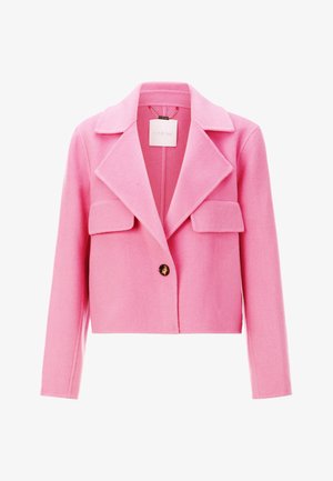 Roosa villasegu jakk, millel on nurgeline krae, kaks eesmist taskut, üks nööp ja lühendatud disain. Sildid on nähtavad seest.