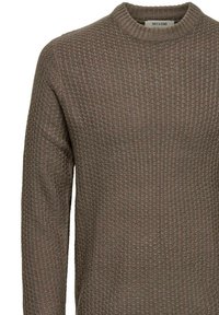 Suéter marrón texturizado con cuello redondo y mangas largas, que presenta un patrón de punto y una etiqueta en el cuello que dice "ONLY & SONS".