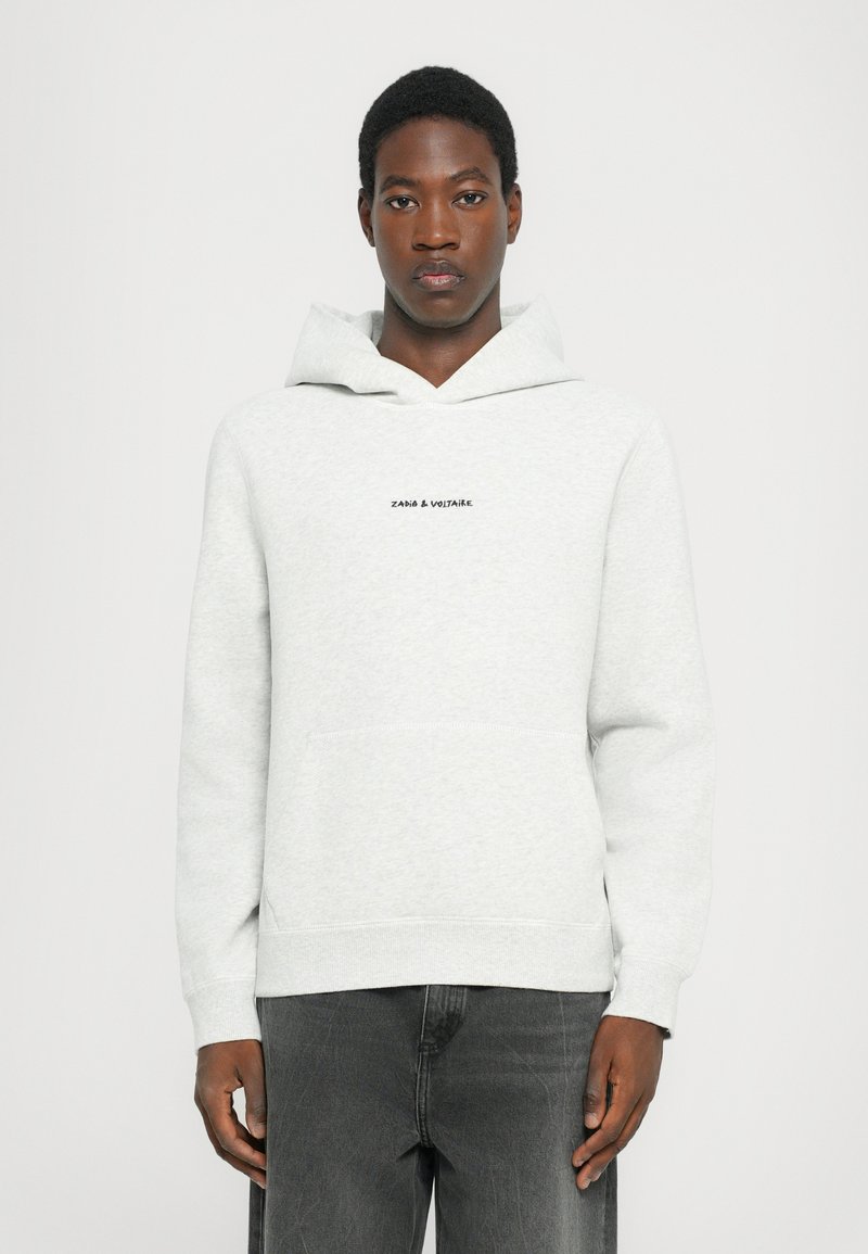 Haut à capuche gris clair en tissu doux, doté d'une poche kangourou et d'un cordon de serrage. L'avant affiche "Zadig & Voltaire" en noir.