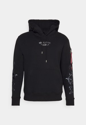 Fekete kapucnis pulóver pamut keverékből, elülső zsebbel, húzózsinóros kapucnival, grafikus részletekkel az ujjakon és logónyomattal a mellkason.