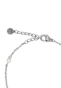 Hopeinen ketjurannekoru, jossa helmikoriste, kirjolohilukko ja säädettävä ketjuyhteys koon muuttamiseksi.