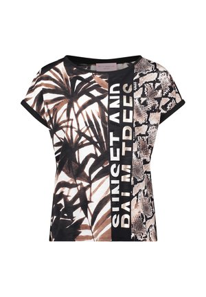 Top pour femmes à manches courtes avec motifs abstraits de feuilles de palmier brunes et noires et de peau de serpent, et texte blanc vertical audacieux sur panneau noir.