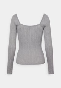 Haut ajusté à manches longues en tissu côtelé gris clair. Présente un décolleté carré et des lignes verticales texturées sur toute la surface.