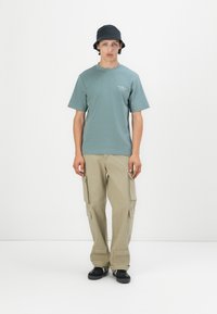 Jack & Jones PREMIUM JPRBLACHAD BRANDING CREW NECK TEE - Marškinėliai su spaudiniu - goblin blue