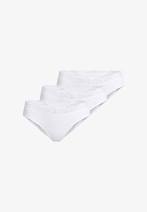 Drei weiße Damen-Slipwäsche im Bikini-Stil mit Spitzenbesatz am Bund, überlappend auf einem weißen Hintergrund angeordnet.