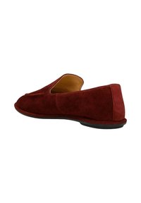 Scarpa slip-on in suede rosso con profilo basso e punta arrotondata. Presenta un interno in pelle liscia e una suola in gomma nera.
