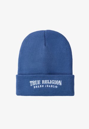 Blauwe gebreide muts met omgeslagen rand, met witte geborduurde tekst "TRUE RELIGION BRAND JEANS®" aan de voorzijde.