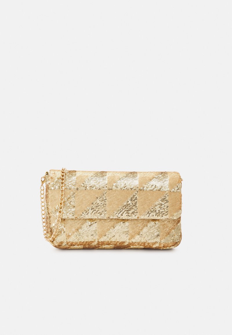 Pochette à paillettes dorées avec motif triangulaire et chaîne dorée attachée sur fond gris clair uni.