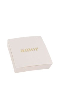 Fyrkantig, blekt rosa låda med en slät yta och rundade kanter; pryds av ordet "amor" i guldbokstäver på toppen.