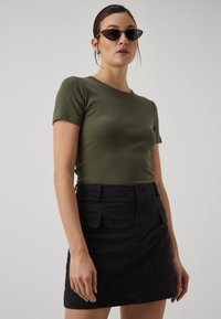 GAP MOD CROP TEE - Nyomott mintás póló - olive night