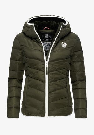 Olivegrüne Steppjacke mit durchgehendem Reißverschluss, weißen Akzenten, Kapuze und vertikalen Nähte. Logo auf der linken Brust und weiche Innenausstattung.