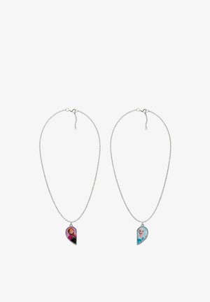 Due collane con catena in argento con pendenti a forma di mezzo cuore che rappresentano personaggi femminili animati, una con i capelli rossi, l'altra con i capelli bianchi.