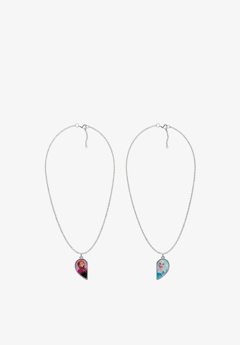 Deux colliers en chaîne argentée avec des pendentifs en demi-cœur représentant des personnages féminins animés, l'un aux cheveux rouges, l'autre aux cheveux blancs.