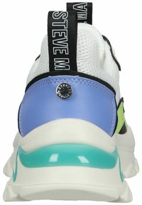 Sneaker bianco con tomaia in rete, dettagli in pelle azzurro chiaro, particolari neri, cintura verde neon e suola traslucida in teal.