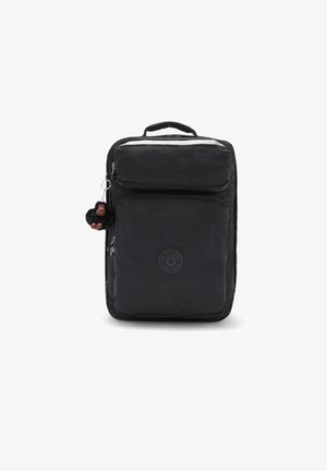 Sort nylon rygsæk med en frontlomme, et bærehåndtag og en nøglekæde gorilla. Har et logo mærke og glatte lynlåse.