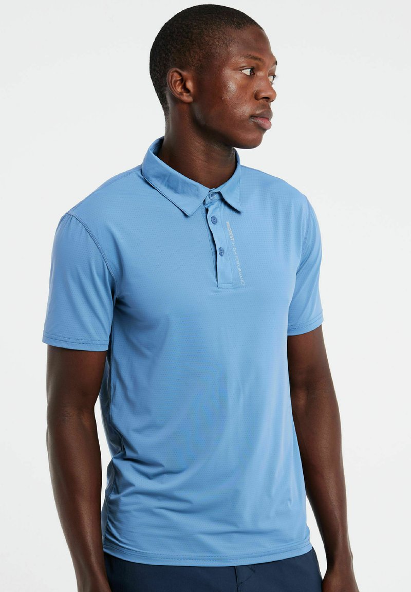 Šviesiai mėlyna polo marškinėliai, pagaminti iš tekstūruotos medžiagos. Yra su apykakle, trumpomis rankovėmis ir mygtukų užsegimu su atspindinčia logotipo detale.