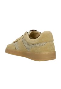 Sneaker beige con un mix di materiali suede e mesh, punta tonda, colletto imbottito e suola in gomma testurizzata.