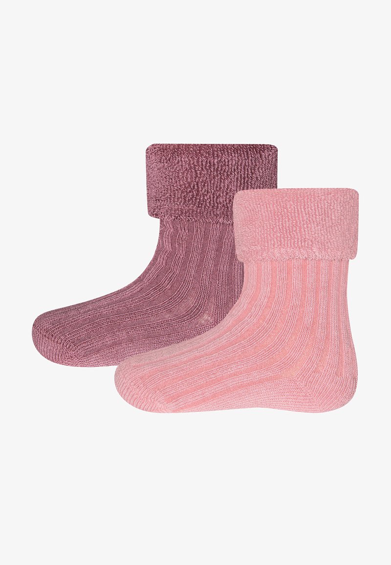 Dwie pary skarpet prążkowanych w różnych odcieniach różu, z miękkim, teksturowanym mankietem, dające ciepły i przytulny wygląd.