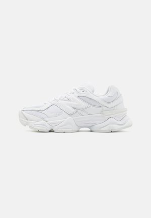 Weiße Sportschuhe mit einem Obermaterial aus Mesh und Leder, runder Zehenform, geschichteter Gestaltung und einer gepolsterten Sohle für zusätzlichen Komfort.