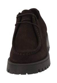 Braune Wildleder Schnürschuhe mit runder Spitze und strukturiertem Gummisohle, wobei Nähte entlang der Kanten und ein komfortables Design hervorgehoben werden.