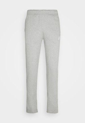 Jasnoszare spodnie dresowe z elastycznym paskiem w talii i kieszeniami po bokach, z małym białym logo Nike na górnej lewej części uda.