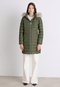 Tommy Jeans ESSENTIAL HOODED  - Kaput ispunjen paperjem - fatigue green