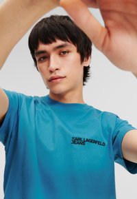 Karl Lagerfeld Jeans LOGO SLIM-FIT - Paprasti marškinėliai - hydro
