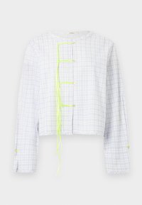 Lyseblå og hvid ternet kort top med rund hals, lange ærmer og neongrønne detaljer med knaplukning.