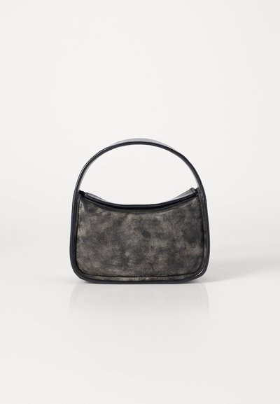 Schwarz strukturierte Handtasche mit einem glatten, abgerundeten Griff. Verfügt über ein schlankes, minimalistisches Design und eine subtile Glanzoberfläche.