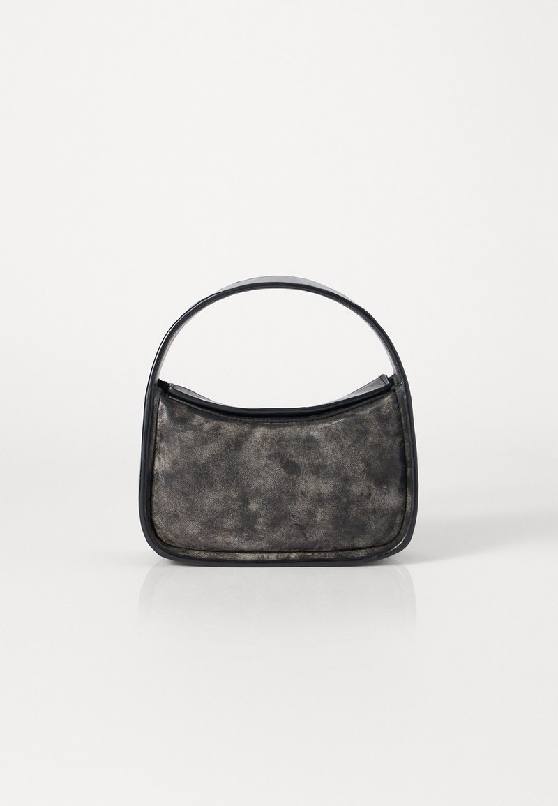 Sac à main noir texturé avec une poignée lisse et arrondie. Présente un design élégant et minimaliste avec une finition légèrement brillante.