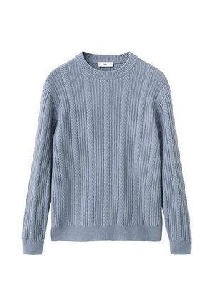 Svetlo modra pletena majica z rebrasto teksturo, dolgimi rokavi in okroglim izrezom. Odlikuje jo sproščen kroj in subtilni detajli.
