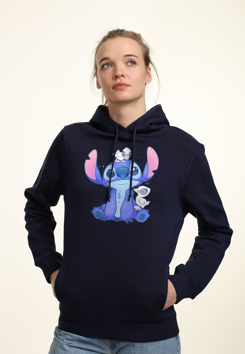 Felpa con cappuccio blu navy con una grafica frontale di un personaggio dei cartoni e due figure più piccole. Presenta lacci e una texture morbida.