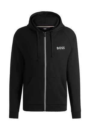 Schwarzer Kapuzenpullover mit Reißverschluss, Fronttaschen, Kordelzug an der Kapuze und weiß auf der linken Brust aufgedrucktem "BOSS"-Logo.